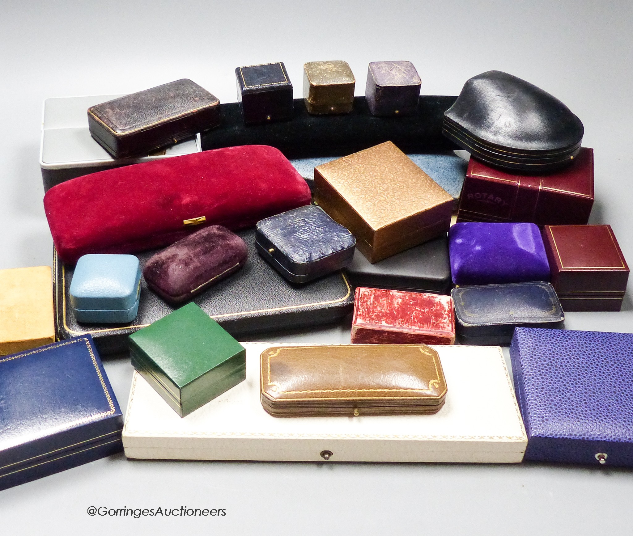 A quantity of assorted jewellery boxes.